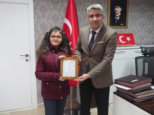 Depremzede Azra, Kaymakam Çalışır’ın Resmini Çizdi