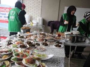 Bitlisli Kadınlar Yaptıkları Yemekleri Satarak Depremzedelere Destek Oluyor