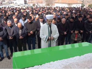 Bir Babanın En Zor Anı: Eşi, Kızı, Kız Kardeşi Ve Kuzeninden Sonra Şimdi De 10 Yaşındaki Kızını Toprağa Verdi