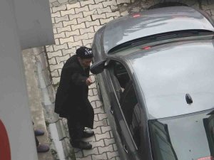 Alkollü Vatandaş Pırasa Sapıyla Trafiğe Yön Verdi