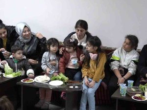 Depremzedenin Yaktığı Ağıt, Salondakileri Ağlattı