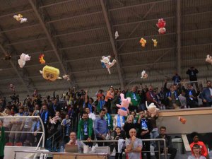 Basketbol Maçında Sahaya Pelüş Oyuncak Yağdı