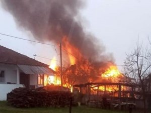 İ̇ki Katlı Ev Alev Topuna Döndü