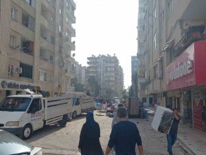 Ölümü Göze Alıp Ağır Hasarlı Binadan Eşya Çıkartıyorlar