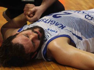 Maçta Kafasını Zemine Çarpan Sporcu Hastaneye Kaldırıldı