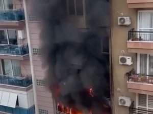 İ̇zmir’de Çıkan Yangında 3 Kişi Dumandan Etkilendi