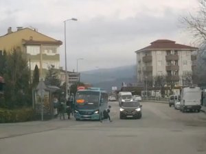 Koşarak Yola Fırlayan Çocuk Cipin Altında Kalmaktan Son Anda Kurtuldu
