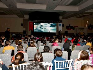 Kuşadası’nda Depremzede Çocuklar İçin Sinema Etkinliği Düzenlendi