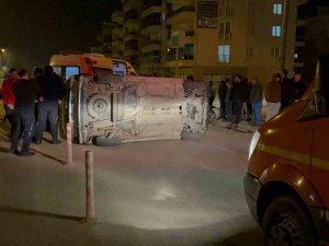 Otomobilin Çarptığı Hafif Ticari Araç Devrildi: 1 Yaralı