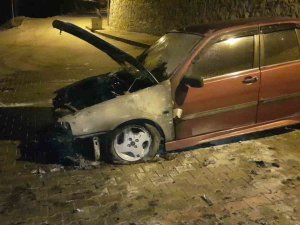 Alev Alan Park Halindeki Otomobil Kullanılmaz Hale Geldi