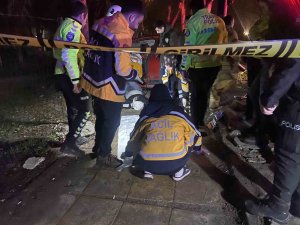 Bakırköy’de 17 Yaşındaki Sürücü Önce Refüje Ardından Ağaca Çarptı: 1 Ölü, 5 Yaralı