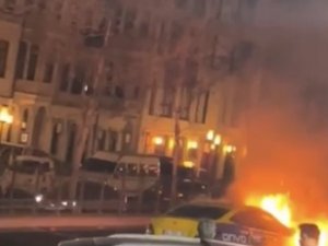 Beyoğlu’nda Ticari Taksinin Alev Alev Yandığı Anlar Cep Telefonu Kamerasında
