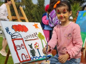 Depremi Bir An Olsun Resimlerle Unuttular