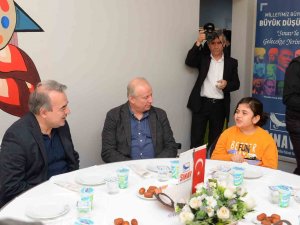 Başkan Yardımcısı Mahmut Fındık Depremzede Öğrenciler Ve Aileleriyle Bir Araya Geldi