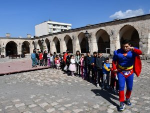 Hataylı Çocuklara Tarihi Külliyede Moral Etkinliği