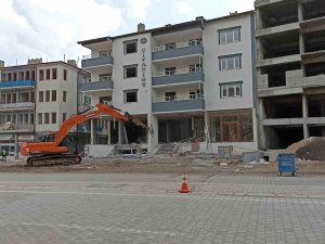 Gürün’de Deprem Sonrası Hasar Gören Binaların Yıkımına Başlandı