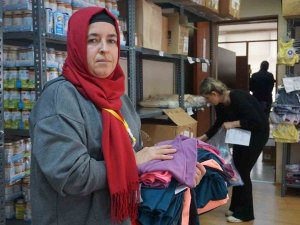 Depremden Kurtulan Kadın, Yaraların Sarılması İçin Çalışmalara Destek Veriyor
