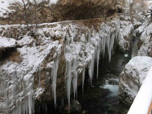 Binlerce Yıllık Tarihe Sahip Kanyonda Kış Manzarasıyla Hayran Bırakıyor