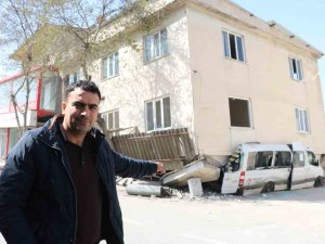 Depremde Binanın Yıkılmasını Minibüs Önledi