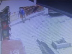 İ̇stanbul’da Uzun Namlulu Silahla Saldırı Anları Kamerada: Silahını Çekip Peşlerinden Koştu