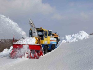 Muş’ta 5 Metrelik Karda Zorlu Çalışma