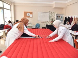 Kadınlar Depremzedeler İçin Üretiyor