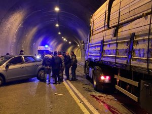 Otomobil Tünel İçinde Tırla Çarpıştı: 2 Yaralı