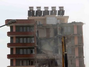 Adıyaman’da Ağır Hasarlı Binaların Yıkımı Devam Ediyor