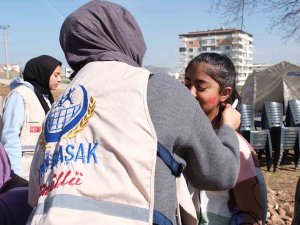 Yedi Başak Depremzedelerin Yaralarını Sarıyor