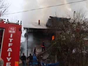 Sakarya’da 2 Katlı Ev Alev Alev Yandı