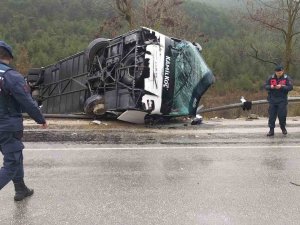 Isparta-antalya Karayolunda Yolcu Otobüsü Devrildi: 8 Yaralı