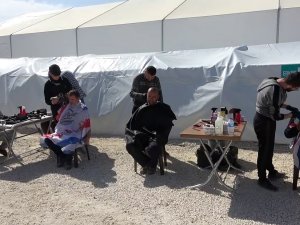 Hatay’daki Çadır Kentte Depremzedelere Berber Hizmeti