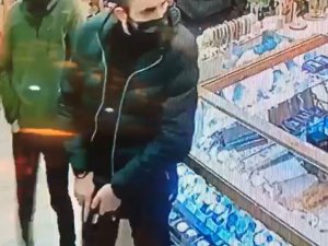 Kendilerini Polis Olarak Tanıtan Soyguncular Dükkandan 7 Bin Ve 500 Doları Çaldı