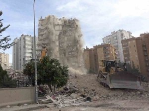 Adana’da Ağır Hasar Gören Ayas Sitesi’nin Diğer Bloğu Da Kontrollü Olarak Yıkıldı