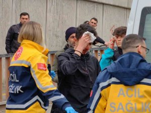 Otomobil Alt Geçide Çarptı: 2 Yaralı
