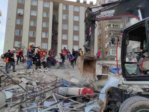 Şanlıurfa’da Çöken Binada Arama Kurtarma Çalışmaları Başlatıldı