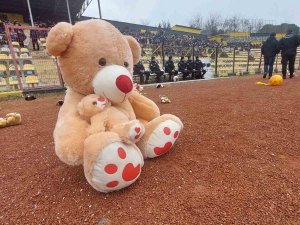 Depremzede Çocuklar İçin Sahaya Oyuncak Yağdı