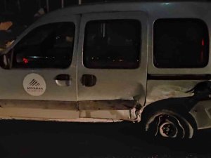 Otomobil İle Hafif Ticari Araç Çarpıştı: 2 Yaralı