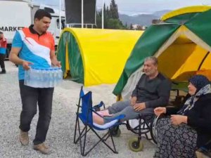 Hatay’da Çadır Kentte Yaşayan Depremzedelere Hazır Su Ve Gıda Desteği