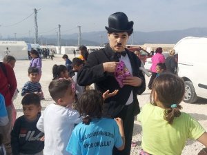 Depremzede Çocukların Yüzü Charlie Chaplin İle Güldü