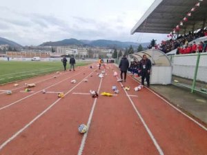 Depremzede Çocukları İçin Sahaya Oyuncaklar Atıldı