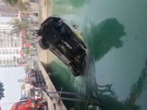 Otomobil Sulama Kanalına Düştü, Sürücü 20 Metre Sürüklendikten Sonra Kurtuldu