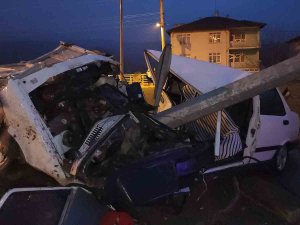 Kavşakta Aydınlatma Direğine Çarptı: 1 Ağır Yaralı