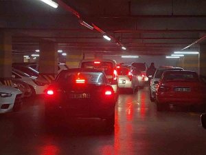 Onlarca Vatandaş, Avm Otoparkında Mahsur Kaldı: Egzoz Gazı Gerginliğe Neden Oldu
