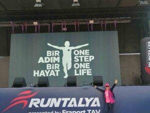 Nilgün Öğretmen Antalya Maratonu’nda Başarı Elde Etti