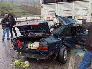 Balıkesir’de Otomobil Kamyona Arkadan Çarptı: 2 Ölü, 6 Yaralı