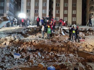 Şanlıurfa’da Çöken Binada Enkaz Kaldırma Çalışmaları Sürüyor
