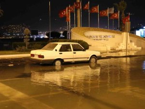 İ̇skenderun’da Deniz Taştı, Caddeler Sularla Doldu