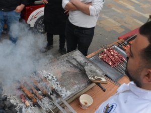 Depremzede Esnaf Kepenklerini Açtı