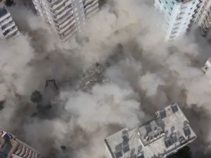 Depremde Ağır Hasar Alan Apartman Yıkıldı